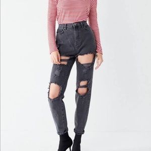 BDG DISTRESSED BLACK MOM JEAN